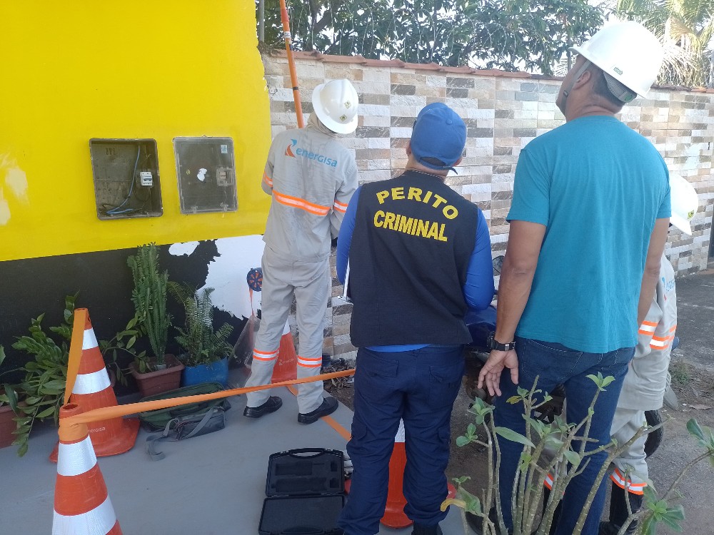 Perícia constata furto de energia em distribuidora de bebidas e responsável é levado à Delegacia na capital