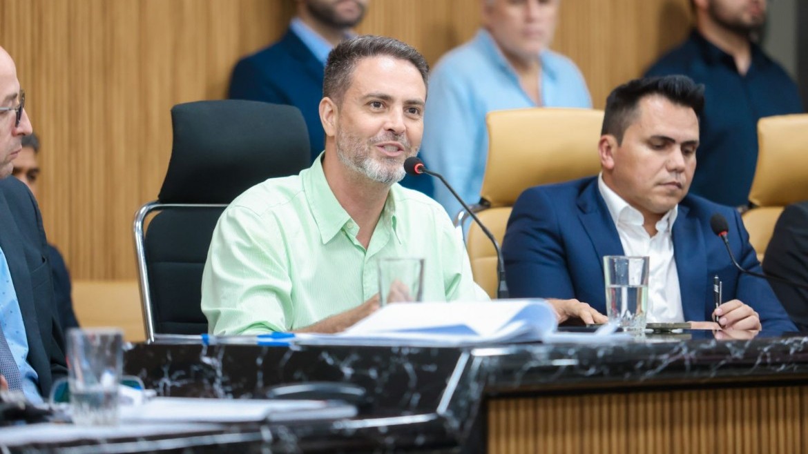 Léo Moraes cria novos cargos comissionados, aumenta salário dos atuais e causa impacto de R$ 150 milhões por ano