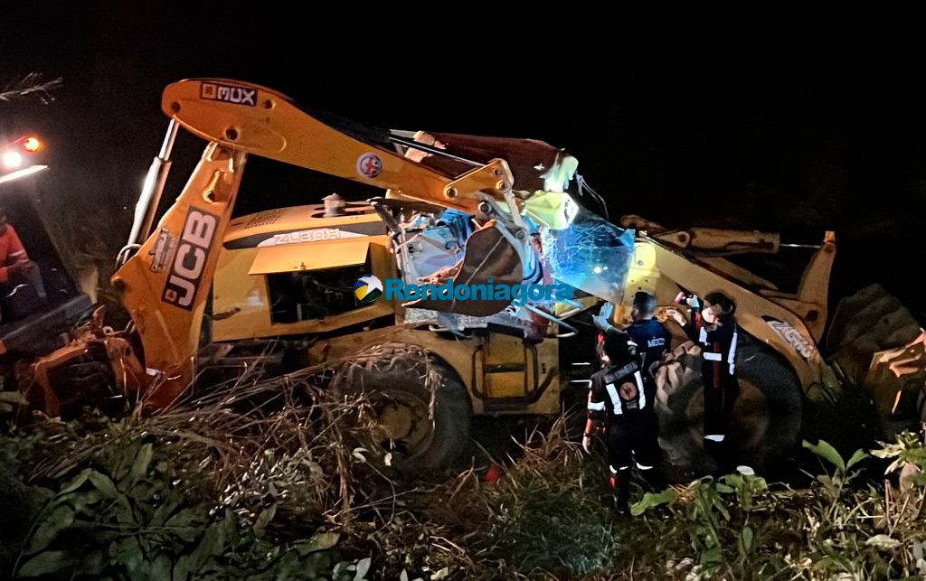 Trabalhador morre prensado após capotamento de escavadeira na BR-364, em Porto Velho