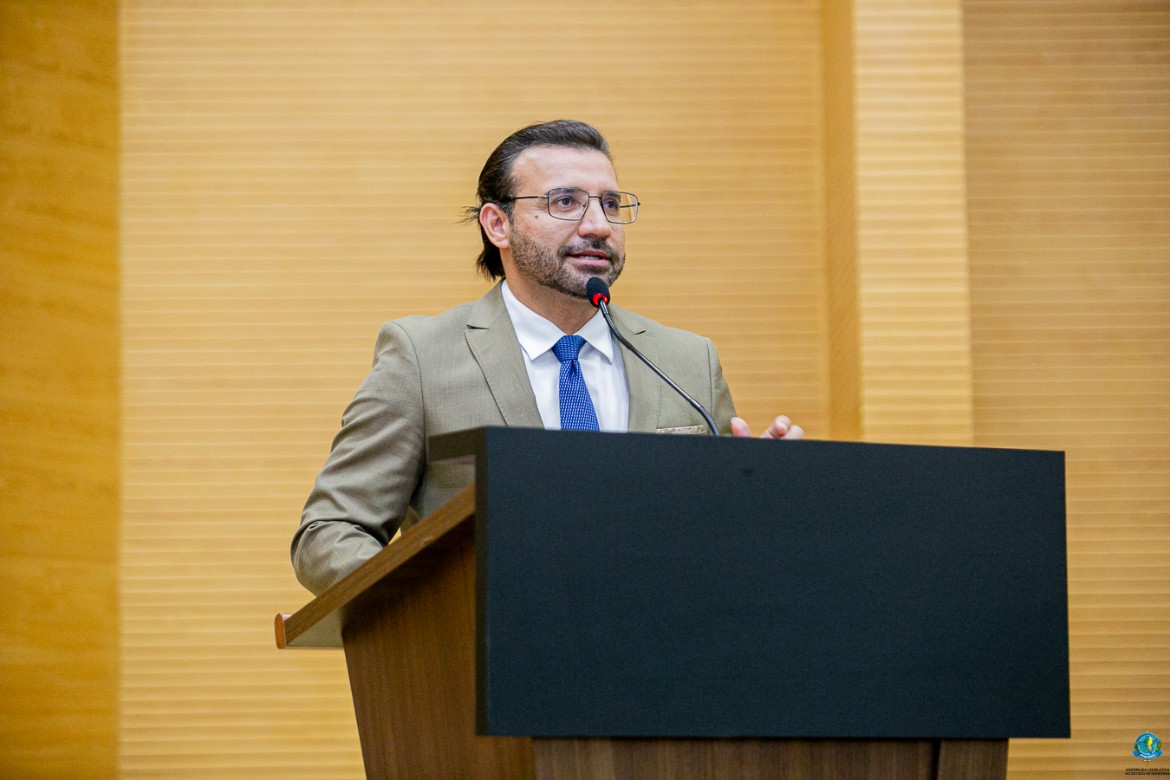 Deputado Ribeiro propõe instalação de totens de segurança em unidade de saúde e creche da capital