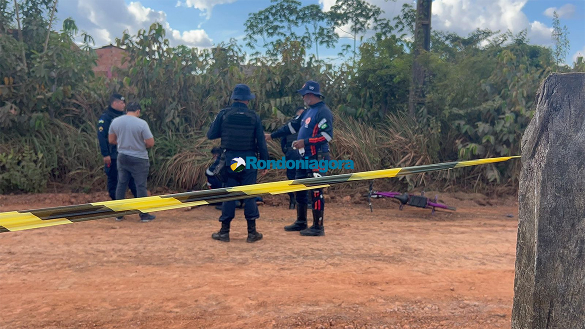 Ocupantes de carro preto executam jovem no meio da rua em Porto Velho