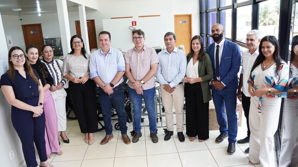 Dr. Luís do Hospital entrega 200 cadeiras de rodas e banho para a saúde de Jaru