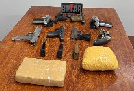 Oito armas, grande quantidade de munições e drogas foram apreendidas na casa onde ocorreu tiroteio que matou criminosos