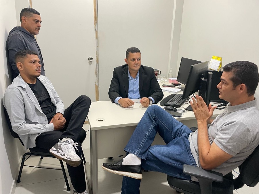 Vereador Adalto de Bandeirantes visita Semed para discutir transporte escolar na zona rural