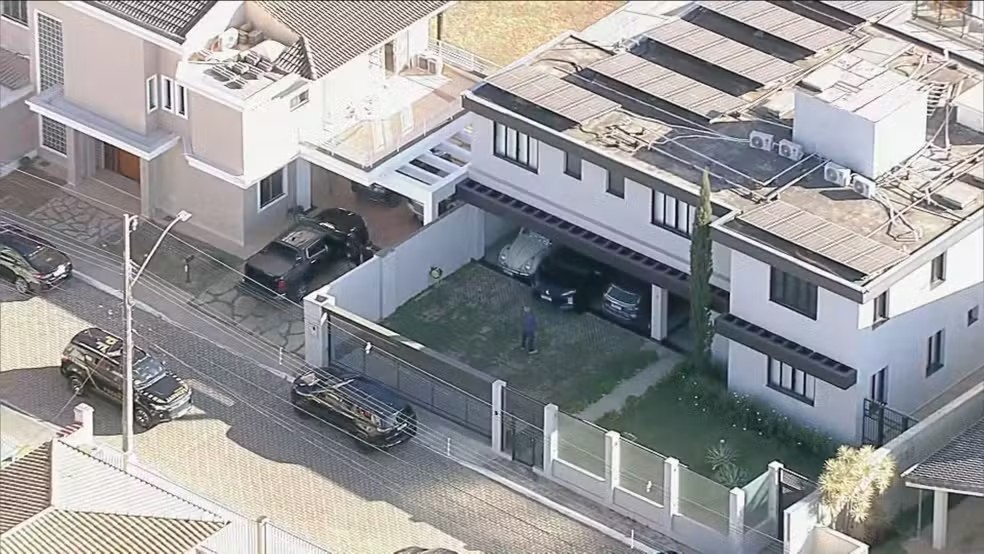 PF encontra na casa de Bolsonaro pen drive escondido em banheiro, dólares e ação contra ministro do STF
