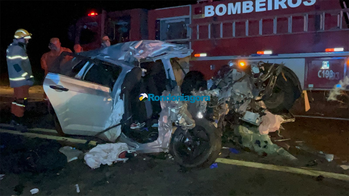 Três homens morrem em colisão frontal entre carro e carreta na BR-364, em Candeias do Jamari