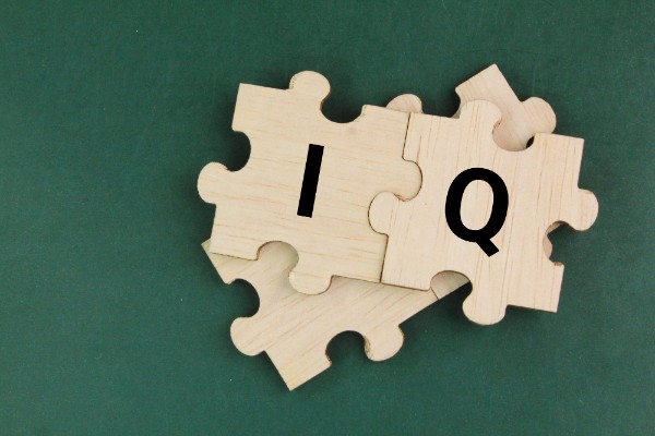 Qual é o QI de um adulto normal? Entenda a média, os limites e o que isso significa
