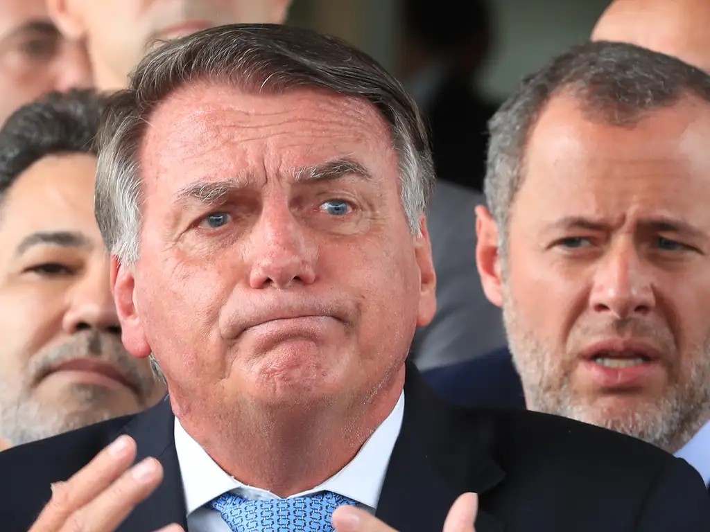 Ministro Alexandre de Moraes decreta prisão domiciliar de Jair Bolsonaro