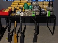 Operação da PM desmantela esquema de tráfico em Cerejeiras e apreende drogas, armas e R$ 64 mil em dinheiro