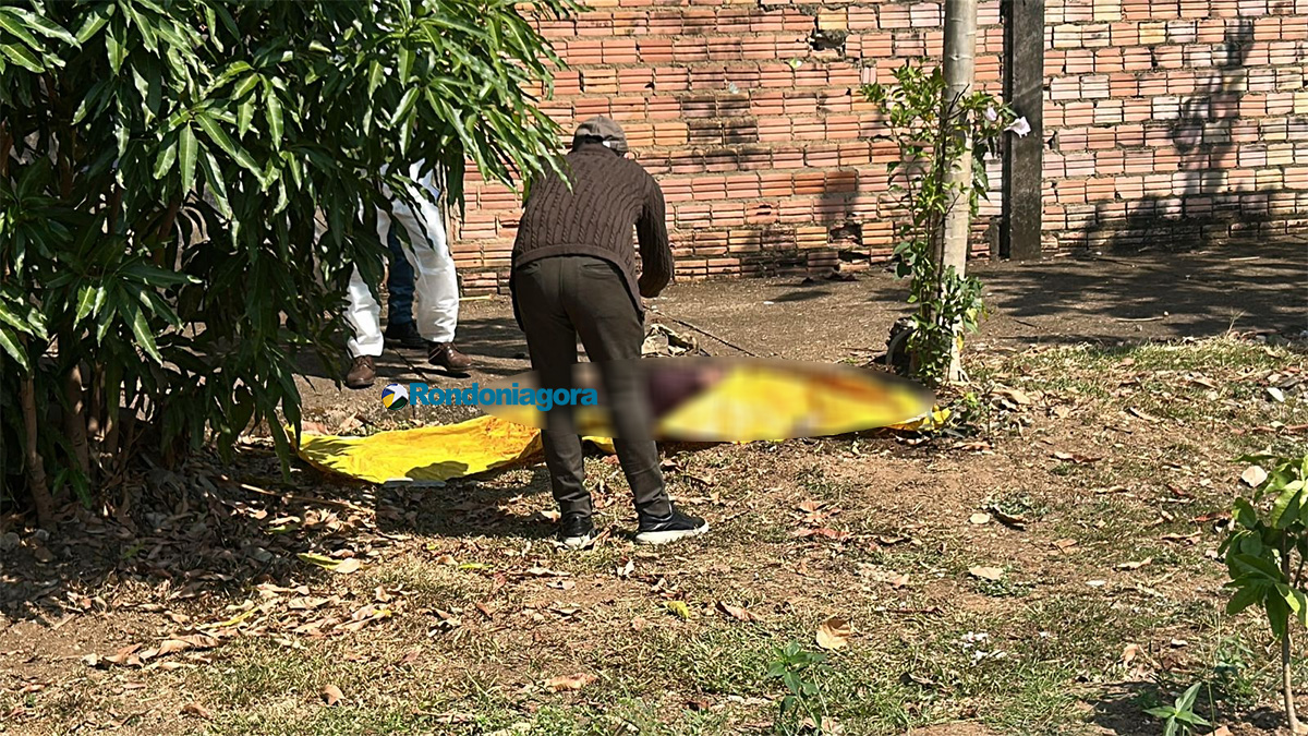 Corpo de homem com marcas de agressão é encontrado amarrado e enrolado em lona em rua de Porto Velho