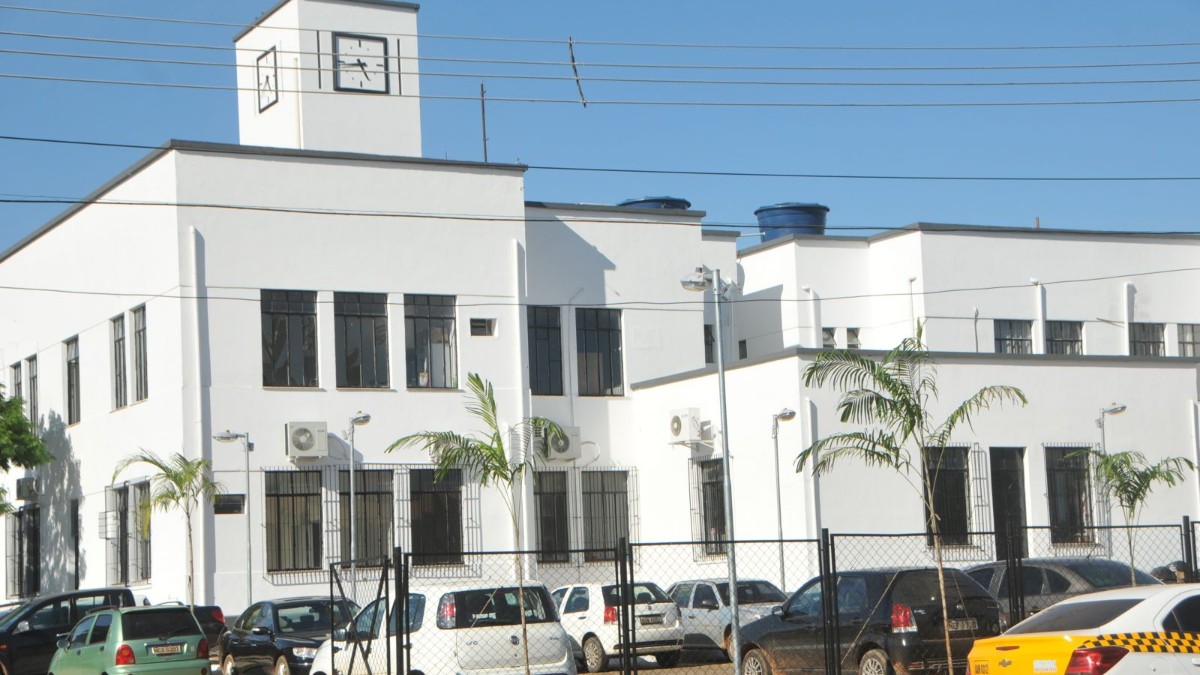 Escada como rota de fuga: gestão Léo Moraes volta a pedir ao Iphan autorização para alterar “prédio do Relógio”, tombado pela União