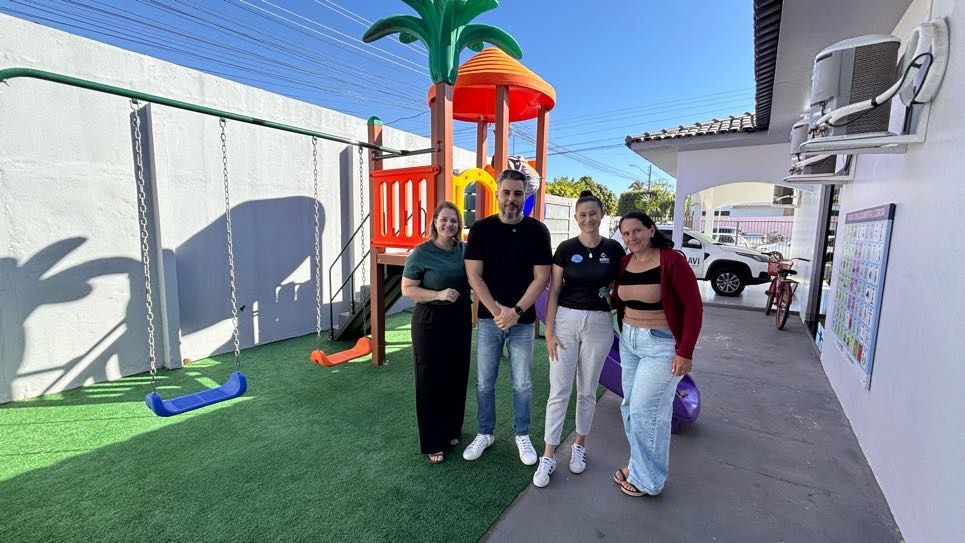 Thiago Flores visita AMAVI e reforça compromisso com políticas públicas para pessoas com autismo