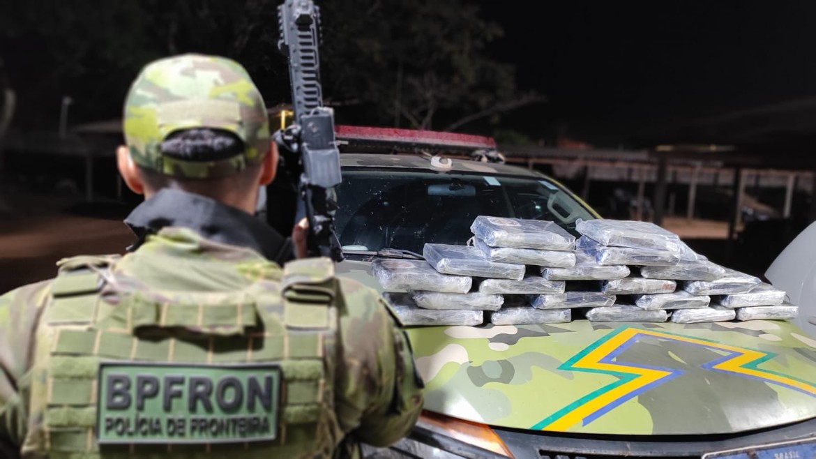 PM com apoio da PRF apreende 21 kg de maconha skunk em porto clandestino na fronteira