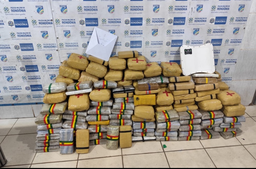 Polícia prende trio com quase 300 kg de drogas na BR-364 em Porto Velho