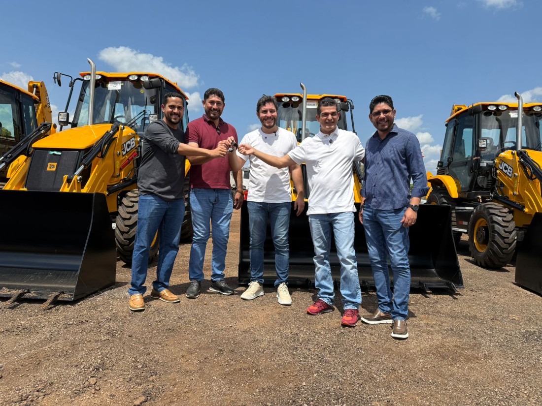 Adalto de Bandeirantes participa da entrega de retroescavadeiras para distritos de Porto Velho