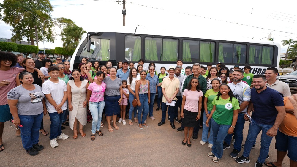 Senador Jaime Bagattoli entrega ônibus universitário para atender moradores de Monte Negro