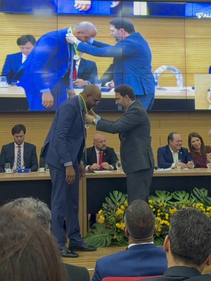 De engraxate a advogado condecorado