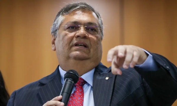 Ministro diz que STF não pode ceder a coações, chantagens e ameaças
