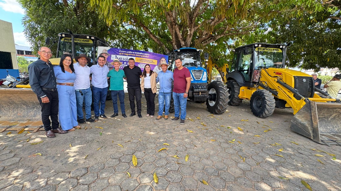 Senador Jaime Bagattoli entrega três maquinários para ajudar produtores e a Prefeitura de Ministro Andreazza