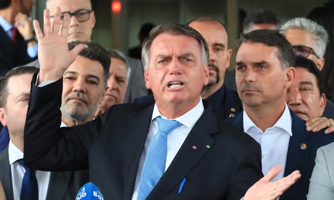 STF impõe vigilância 24 horas ao ex-presidente Jair Bolsonaro por risco de fuga