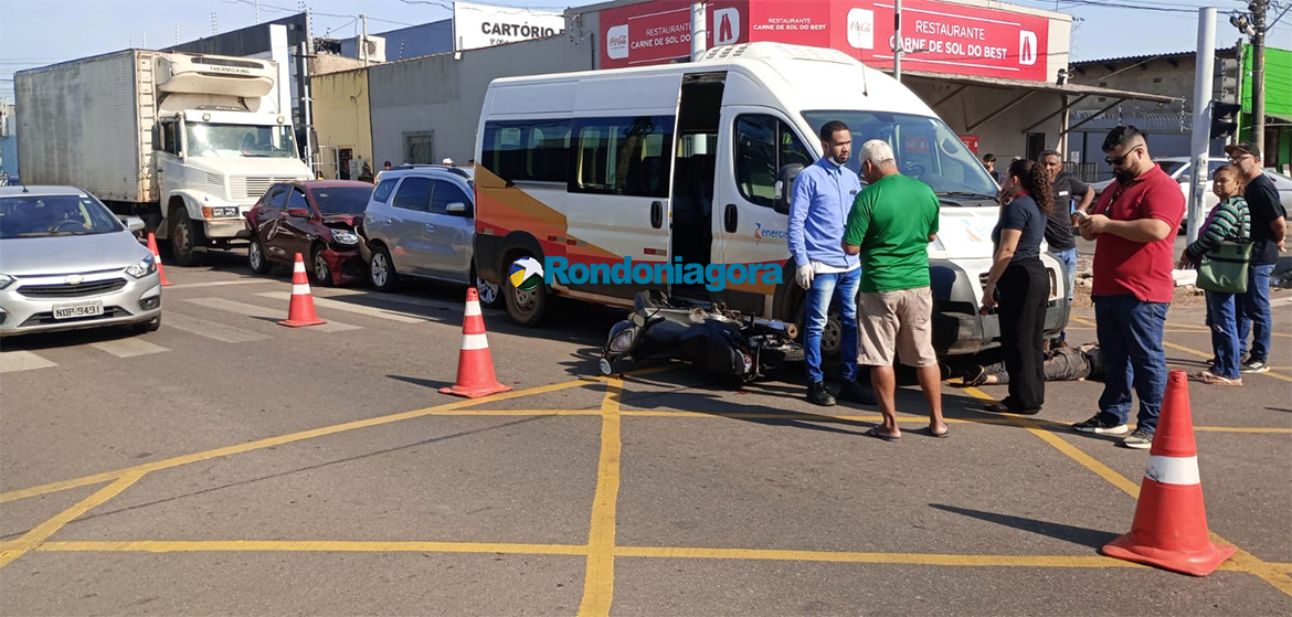 Caminhão sem freios causa acidente com outros quatro veículos e motociclista fica ferido