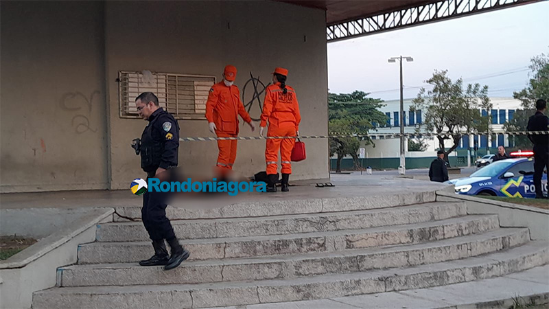 Homem que dormia em praça é encontrado morto no centro de Porto Velho