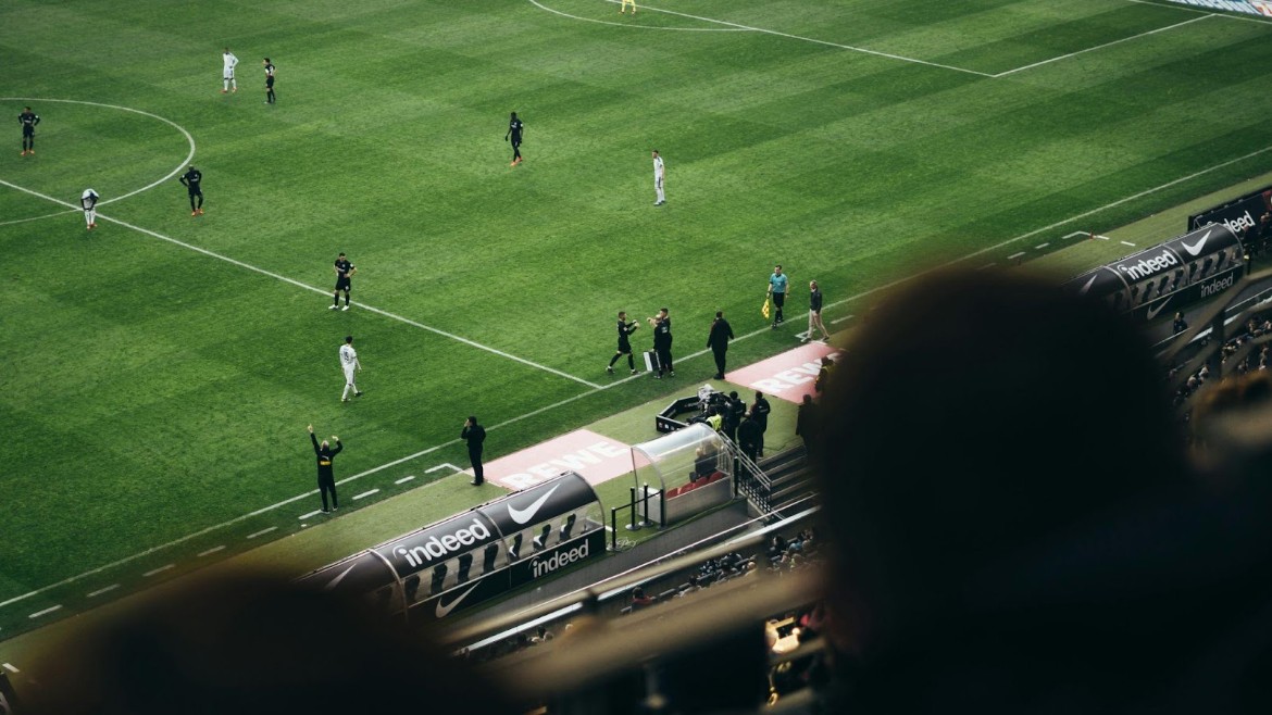 A evolução da narração esportiva: do rádio apaixonado aos dados em tempo real