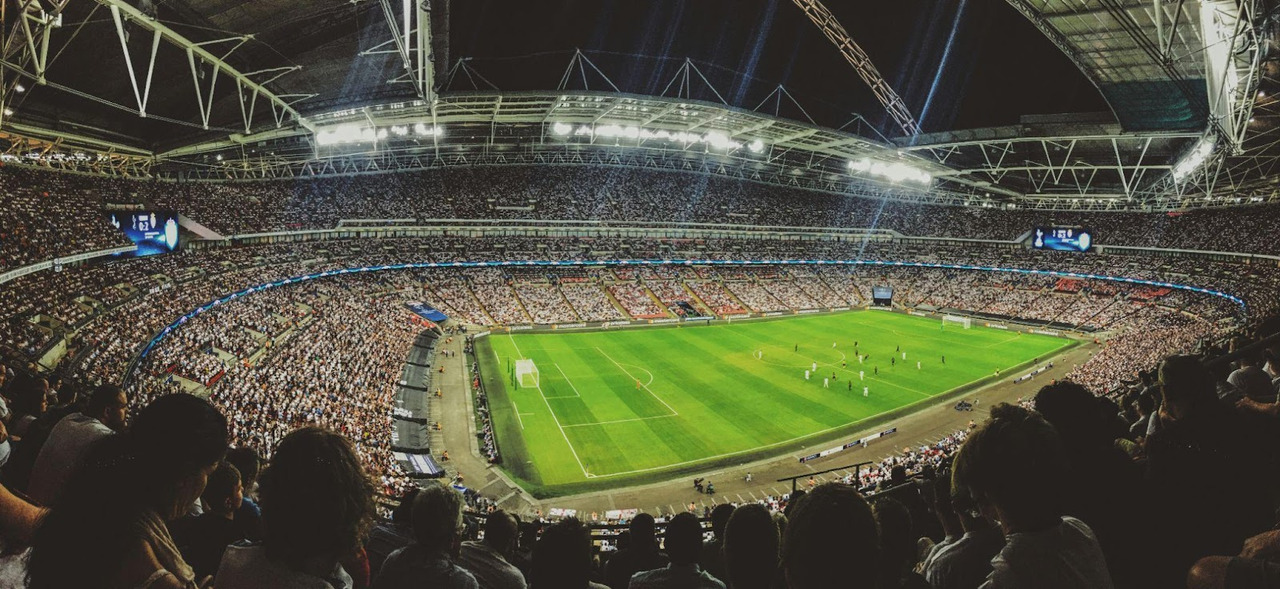 A evolução da narração esportiva: do rádio apaixonado aos dados em tempo real
