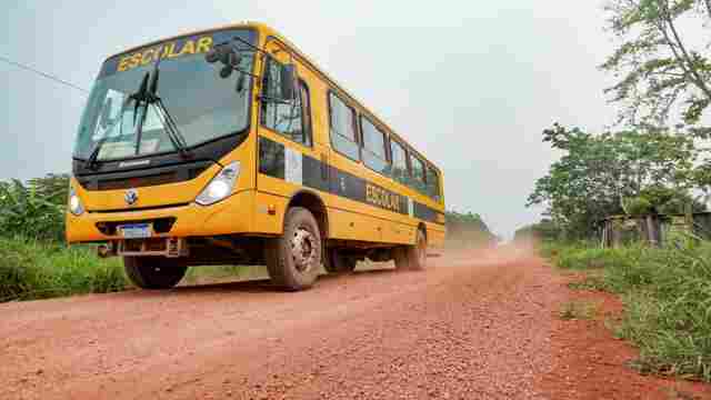 Alegando elevado custo, gestão Léo Moraes busca parceria privada para administrar transporte escolar