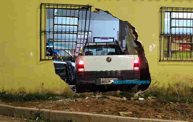 Motorista bêbada perde controle da direção e carro destrói prédio de associação de idosos
