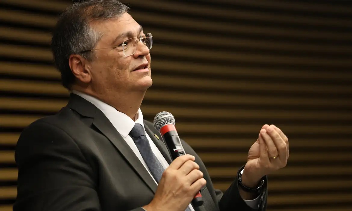 Ministro Flávio Dino determina que PF investigue conduta de Bolsonaro durante pandemia