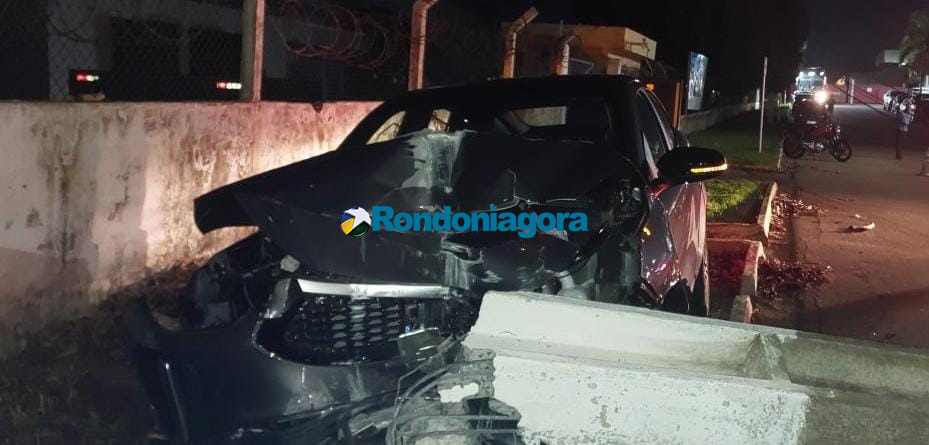 Motorista bêbado derruba poste próximo ao aeroporto e é preso em Porto Velho