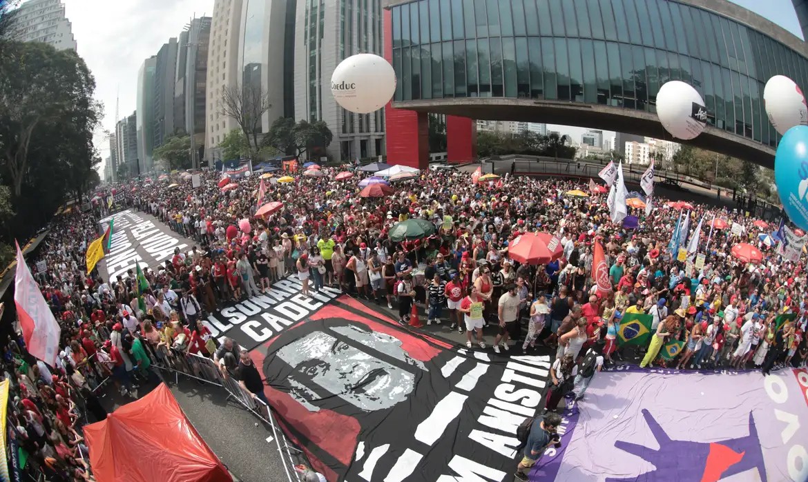 Em todo país, milhares de pessoas protestam contra anistia e PEC da Blindagem