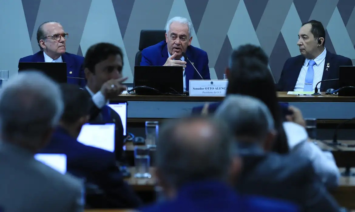 PEC da bandidagem é enterrada pela CCJ do Senado