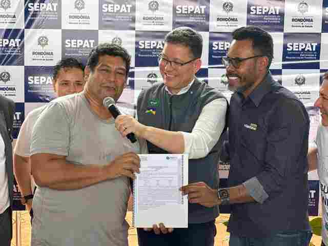 Dr. Santana participa de solenidade de entrega de títulos de propriedade