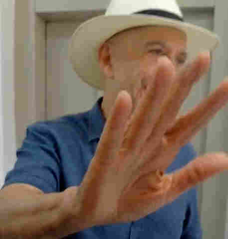 Vídeo: em Costa Marques, Confúcio Moura foge para não responder pergunta sobre criação de reservas