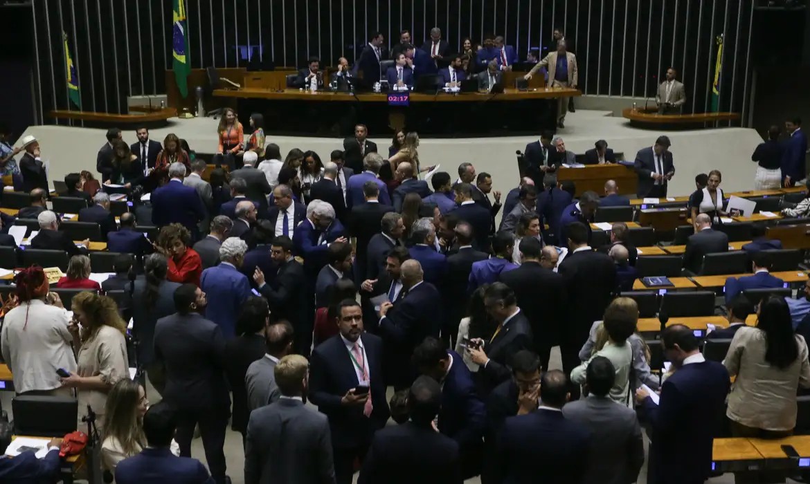 Câmara aprova isenção do Imposto de Renda para quem ganha até R$ 5 mil e projeto segue para o Senado