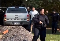 Três criminosos invadiram chácara da família de deputado; um criminoso fugiu pelo rio