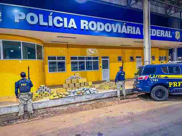 PRF apreende mais de 200 tabletes de skunk em carga que saiu de Rondônia e seguia para Goiás
