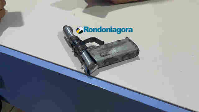 Monitorado por tornozeleira e amigo são presos com moto roubada e arma falsa