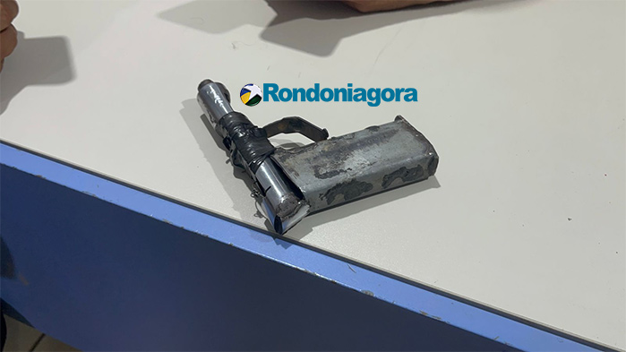 Monitorado por tornozeleira e amigo são presos com moto roubada e arma falsa