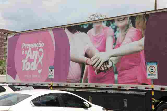 Ação do Outubro Rosa leva atendimentos e arte às servidoras do Palácio Rio Madeira