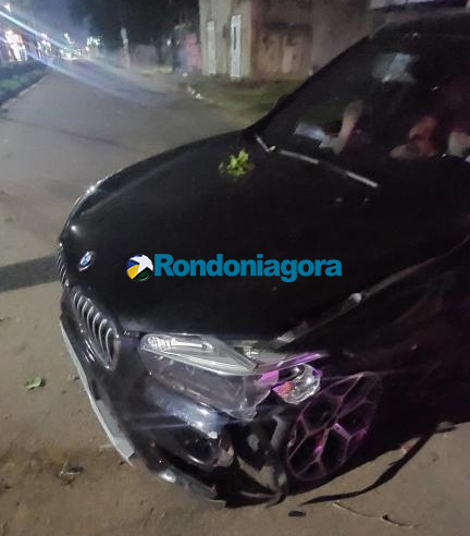 Motorista perde controle e colide BMW contra árvore em Porto Velho