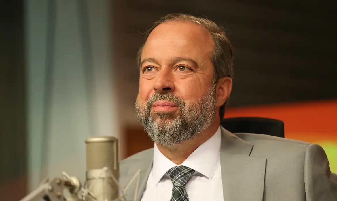 Ministro descarta horário de verão esse ano