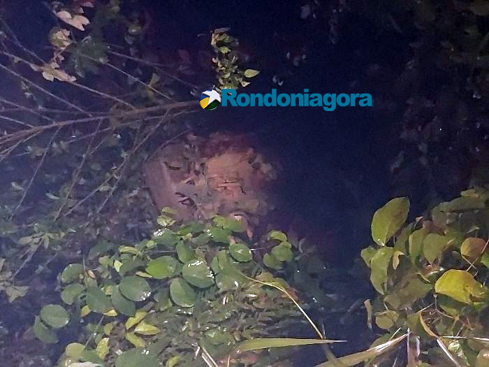 Mulher morre após carro cair ribanceira em Candeias do Jamari