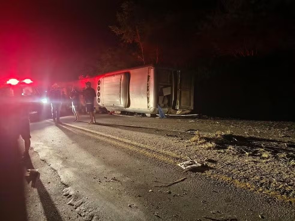 Ônibus com mais de 30 passageiros tomba e deixa 15 mortos em Pernambuco