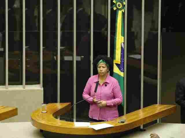 Deputada Sílvia Cristina critica queima de casas e currais e retirada de produtores de suas terras documentadas