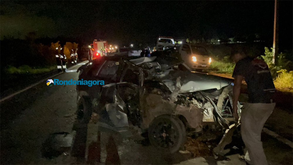 Motorista fica gravemente ferido em colisão entre carro e ônibus parado na BR-319