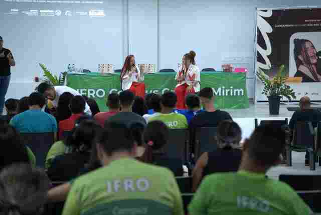 Artista rondoniense lança o livro “Mãe aos 15” e percorre Rondônia em turnê literária