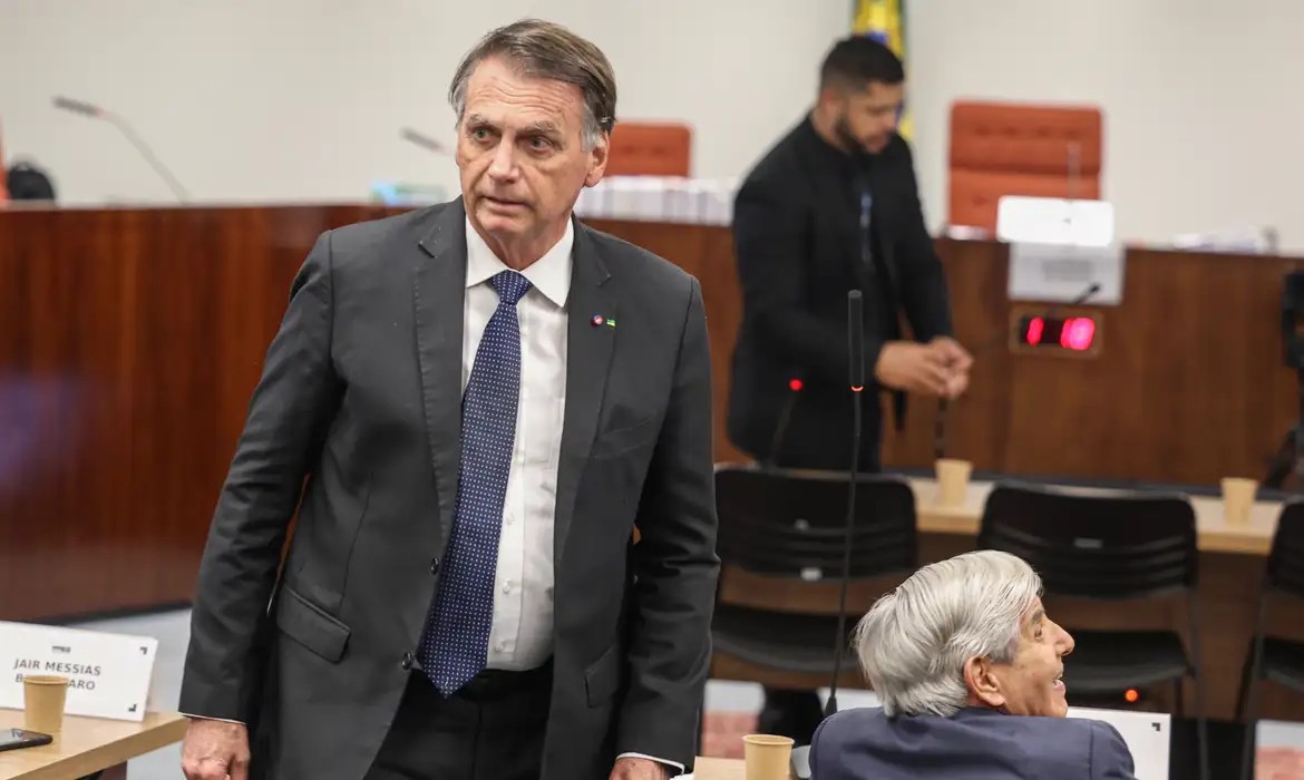 Maioria do STF vota por manter condenação de Jair Bolsonaro a 27 anos de prisão